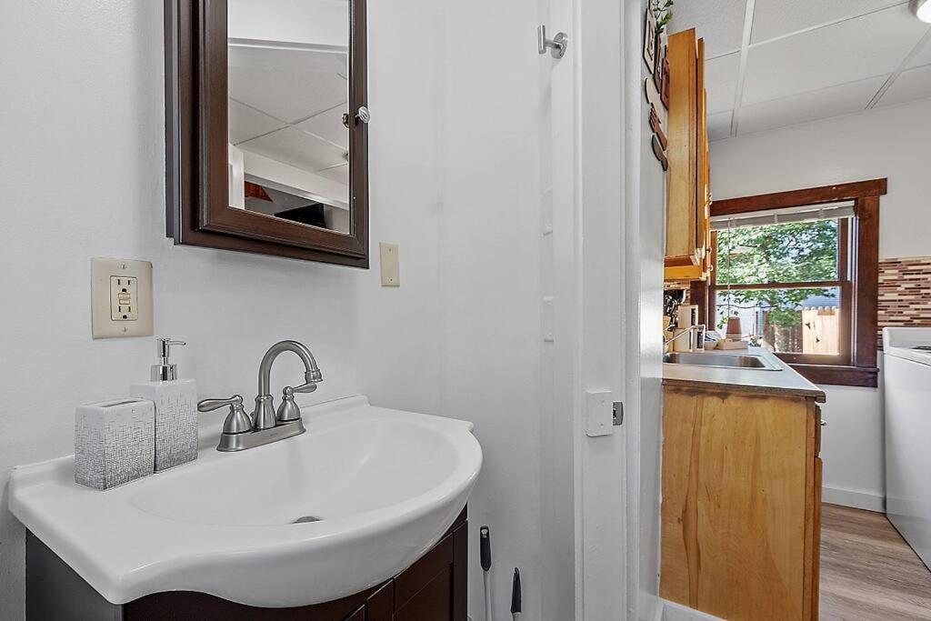 New!! Lovely Unit W/ Private Hot Tub And Patio! Laconia Kültér fotó