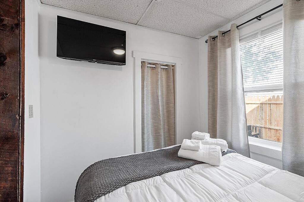 New!! Lovely Unit W/ Private Hot Tub And Patio! Laconia Kültér fotó