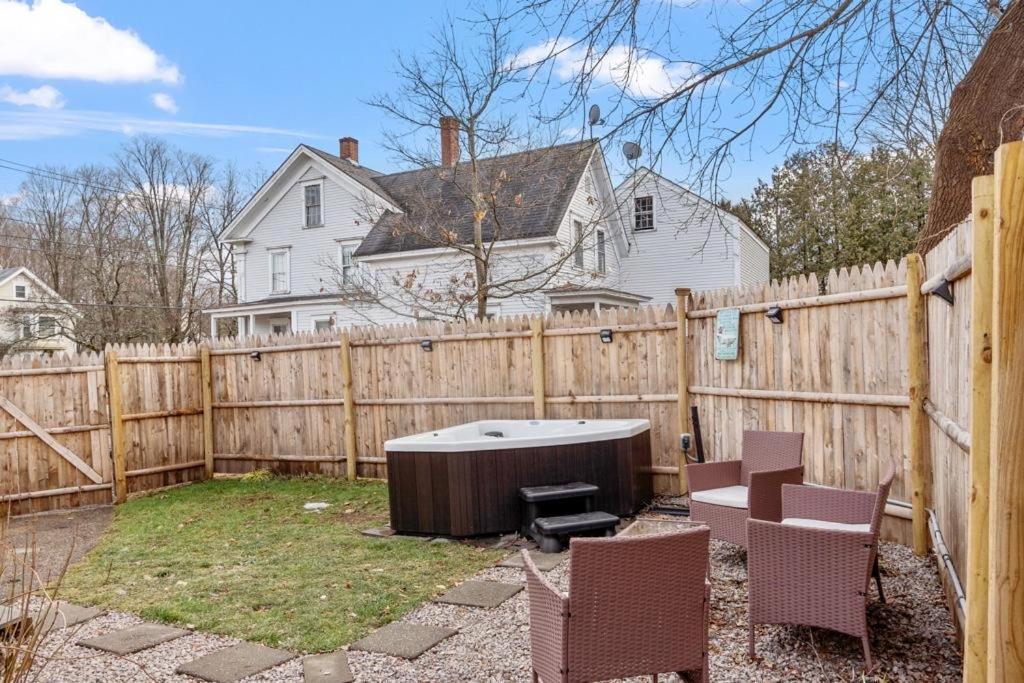 New!! Lovely Unit W/ Private Hot Tub And Patio! Laconia Kültér fotó