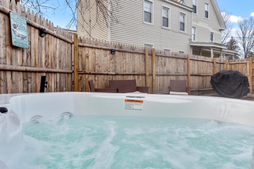 New!! Lovely Unit W/ Private Hot Tub And Patio! Laconia Kültér fotó